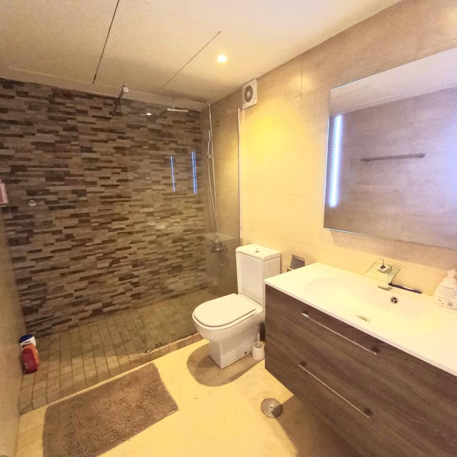 Alloggio in famiglia Bedroom, With A Share Bathroom In A Bed And Breakfast Place