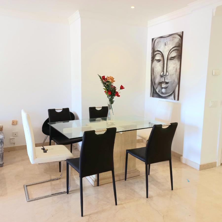Alloggio in famiglia Bedroom, With A Share Bathroom In A Bed And Breakfast Place *